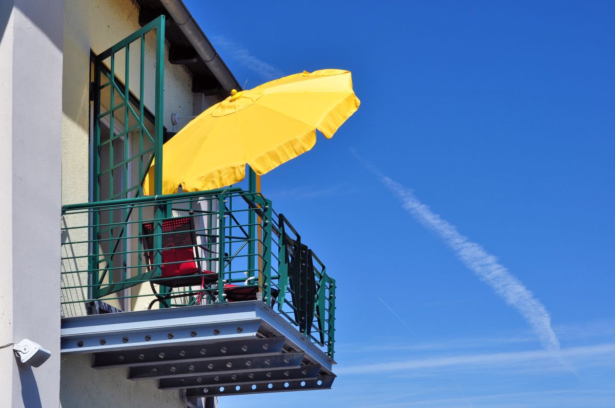 Jak odsłonić balkon w bloku od słońca? Najprostszy sposób to parasol balkonowy. 